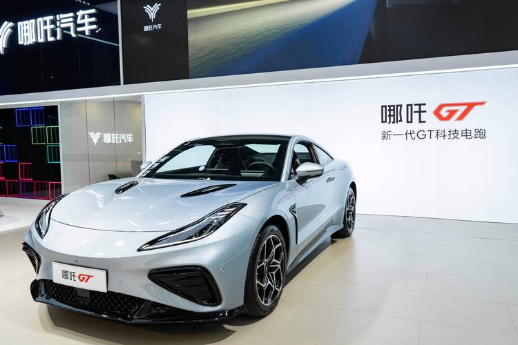 惠州323哪吒汽车在智能汽车领域的表现，领途汽车在新能源汽车市场中的影响力